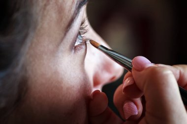 Gelin için bir hale telafi düğün makyaj sanatçısı