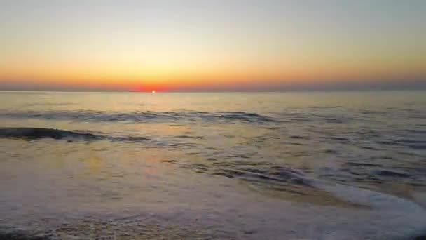 Schöner Sonnenaufgang am Meer. — Stockvideo