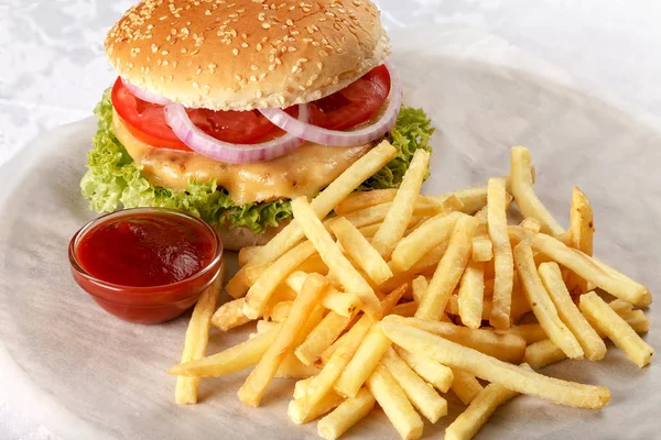 Patates kızartması ve domates sosu ile taze peynirli burger