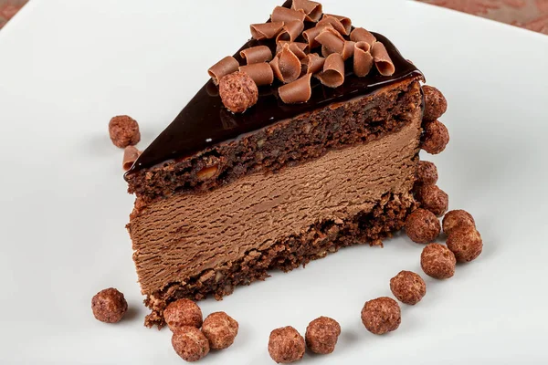 Chocolate-nut chocolate cake with chocolate mousse — Stock Photo, Image