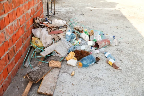 İnşaat atık inşaat binasının çatısında