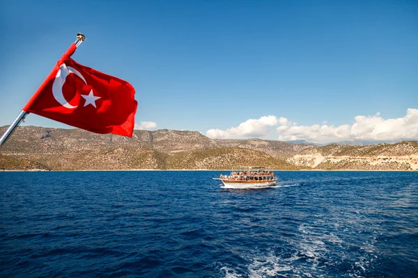 Denizin içinde Türk bayrağı altında yat