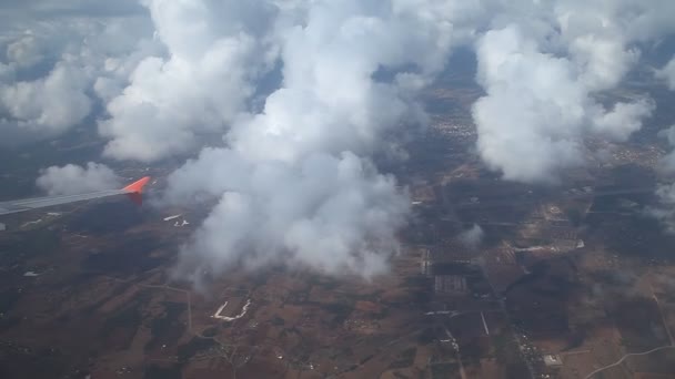 L'aile d'un avion volant au-dessus des nuages. — Video
