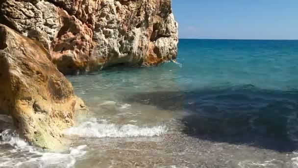 Stenig strand i Medelhavet. — Stockvideo