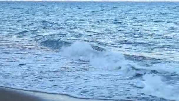 Ondas do mar correm para a costa arenosa — Vídeo de Stock