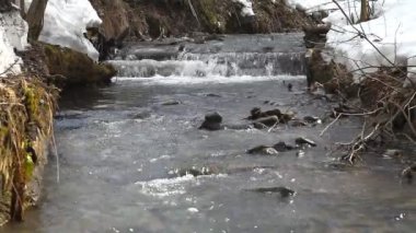 yağmur sonra dere içinde su akışı