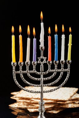 Yedi Kollu Şamdan mumlar için siyah arka plan üzerine Hanukkah ile