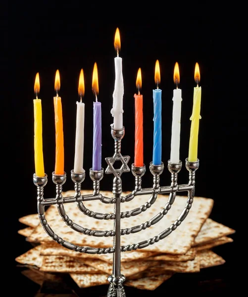 Menorah con velas para Hanukkah sobre fondo negro — Foto de Stock