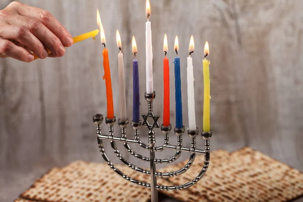 Menorah kynttilöillä hanukka on kevyt puinen tausta — kuvapankkivalokuva