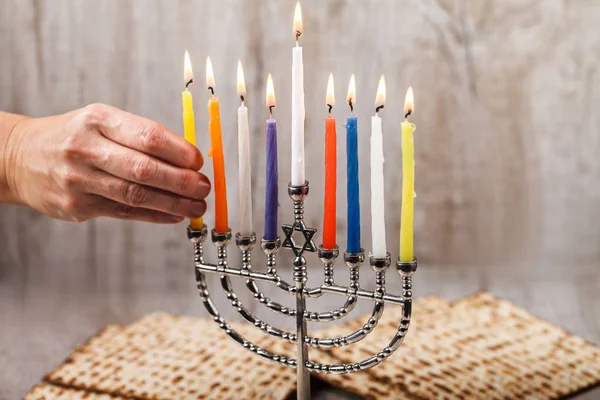 Menorah kynttilöillä hanukka on kevyt puinen tausta — kuvapankkivalokuva