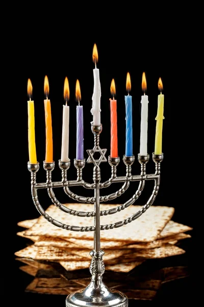 Menorah con velas para Hanukkah sobre fondo negro — Foto de Stock