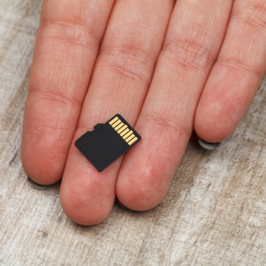 Genç bir kızın avuç bellek kartları