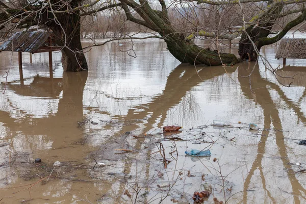 La rivière après les averses est sorti des rives — Photo