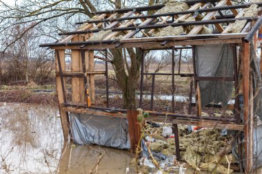 Yağışların sürmesi sonra nehir dışında bankalar geldi. Nehir kıyısında ağaçlar sonra sel sel