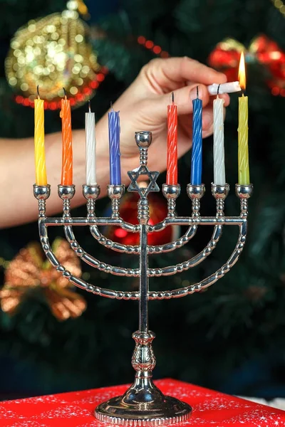 Menorah kynttilöillä hanukka taustalla uudenvuoden puu — kuvapankkivalokuva