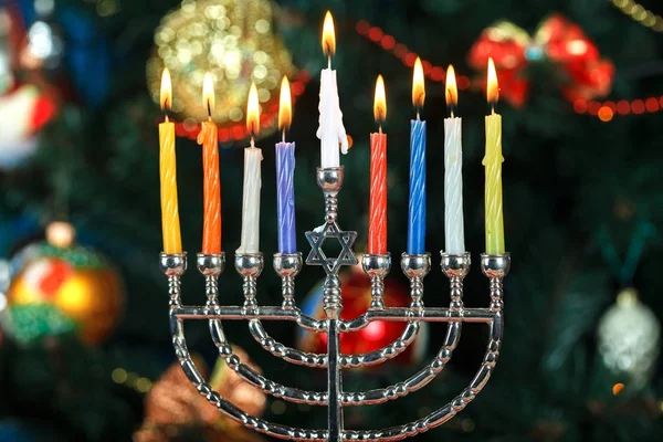 Minorca con candele per Hanukkah sullo sfondo dell'albero di Capodanno — Foto Stock