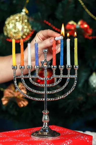 Menorah med ljus för Hanukkah på bakgrunden av trädet nyår — Stockfoto