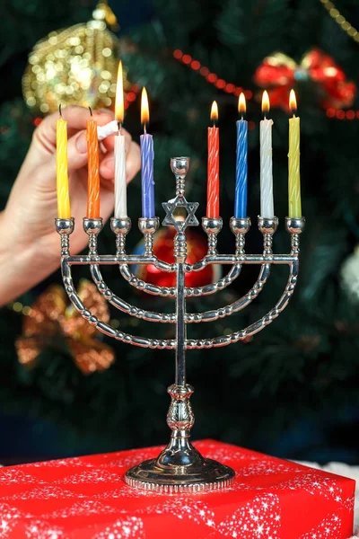 Menorah met kaarsen voor Hanukkah op de achtergrond van het nieuwe jaar boom — Stockfoto