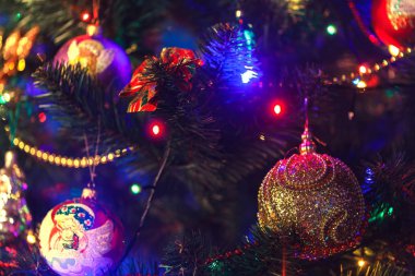 aydınlık çelenk ile Noel ağacı