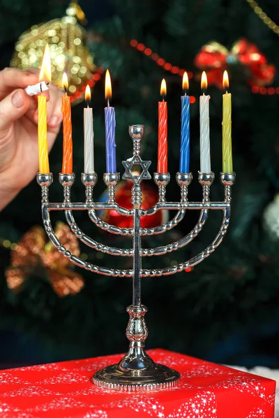 Menora Mit Kerzen Für Chanukka Auf Dem Hintergrund Des Neujahrsbaums — Stockfoto