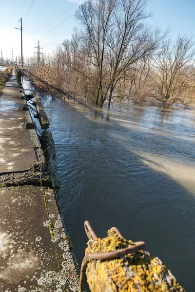 Beschadigde balustrades van de brug over de rivier. — Stockfoto