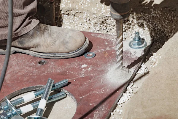Somut bir delik yapmak için bir matkap builder kullanır