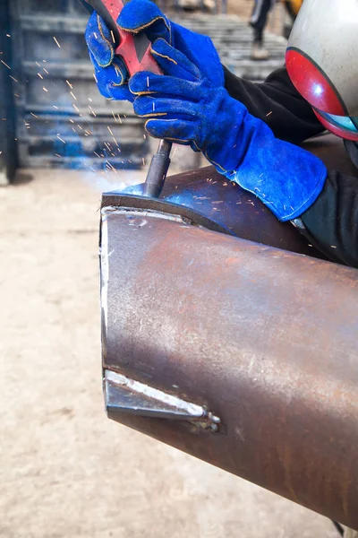 Soldadura de trabajadores en una fábrica. Soldadura en una planta industrial . —  Fotos de Stock