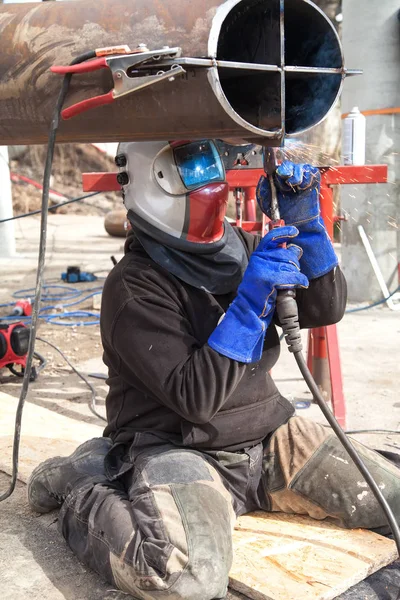 Soldadura de trabajadores en una fábrica. Soldadura en una planta industrial . —  Fotos de Stock