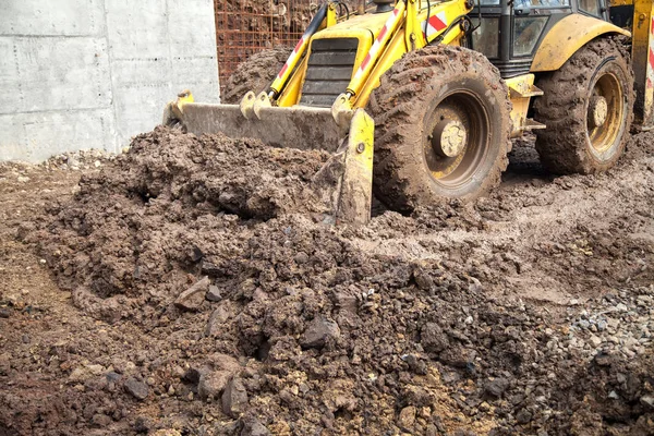 El tractor alinea el sitio para la construcción . —  Fotos de Stock