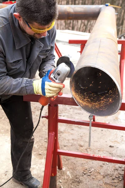 El hombre corta productos de acero flexible —  Fotos de Stock