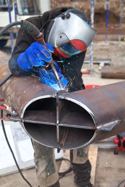 Soldadura de trabajadores en una fábrica. Soldadura en una planta industrial . —  Fotos de Stock