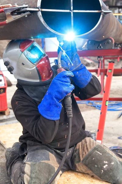 Arbeiter schweißen in einer Fabrik. Schweißen auf einer Industrieanlage. — Stockfoto