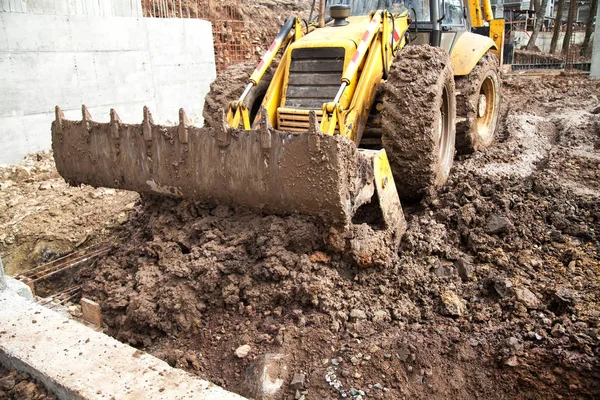 El tractor alinea el sitio para la construcción . —  Fotos de Stock