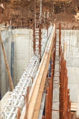İnşaat bir yeni binanın, duvara tabanındaki çelik konstrüksiyonların montajı