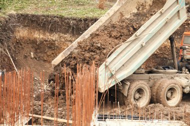 Kil ve büyük bir ev inşaatı yeryüzünde büyük bir kamyon kaldırır