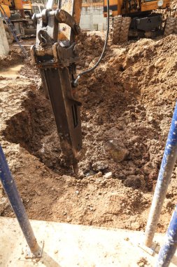 Matkap ile tarak kayalar içinde çığır açıyor. Temel çukur foundation yüklemesi için derinleşmesi