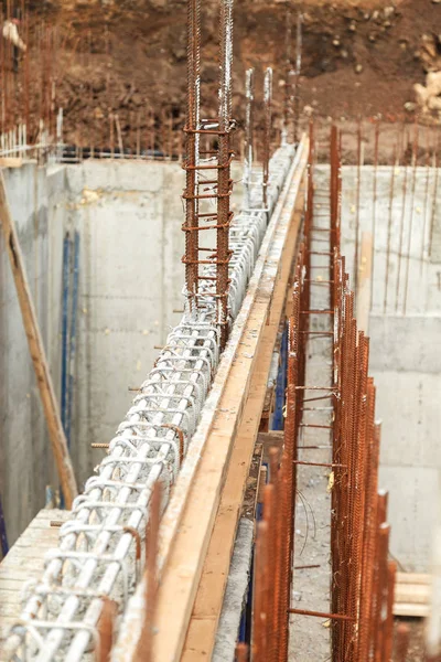Nşaat Bir Yeni Binanın Duvara Tabanındaki Çelik Konstrüksiyonların Montajı — Stok fotoğraf