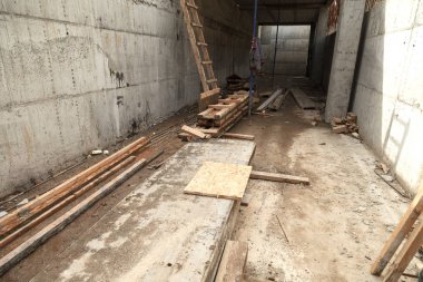 İnşaat atıkları üzerinde büyük bir Bina İnşaatı