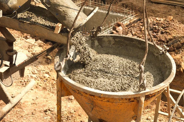 Verter hormigón en la construcción de la casa —  Fotos de Stock