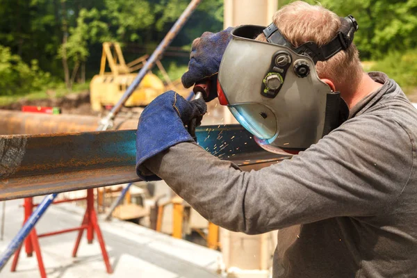 Arbeiter schweißen in einer Fabrik. Schweißen auf einer Industrieanlage. — Stockfoto