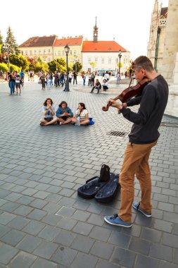 Budapeşte, Macaristan, 2 Haziran 2019 - şehir meydanında bir sokak müzisyeni keman çalıyor