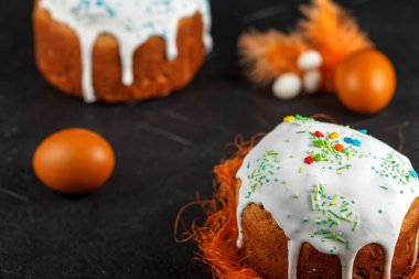 Ev yapımı Paskalya kek ve masada boyalı yumurta