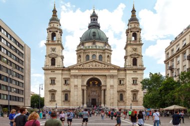 Budapeşte, Macaristan - 2 Haziran 2019: St. Stephen Bazilikası 'nın önündeki meydan