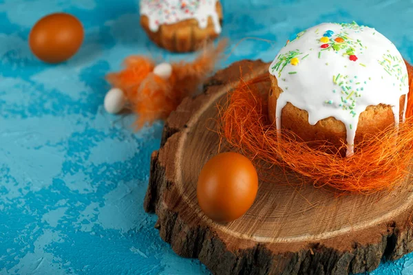 Gâteau de Pâques fait maison et œufs peints sur la table — Photo