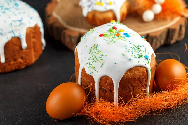 Домашній великодній торт і розфарбовані яйця на столі — стокове фото