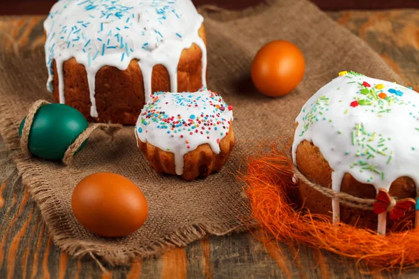 Bolo de Páscoa caseiro e ovos pintados na mesa — Fotografia de Stock