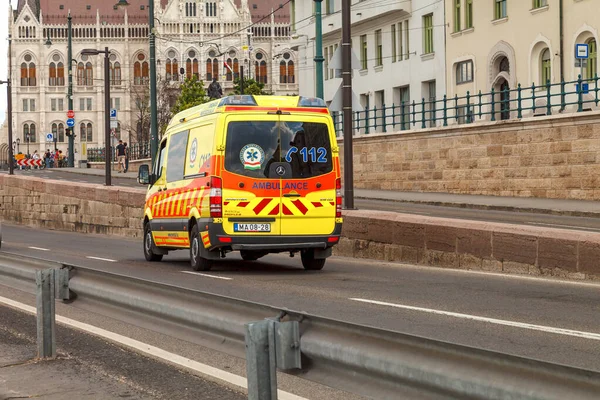 Budapeşte, Macaristan - 02 Haziran 2019: Tuna seti üzerindeki ambulans aracı