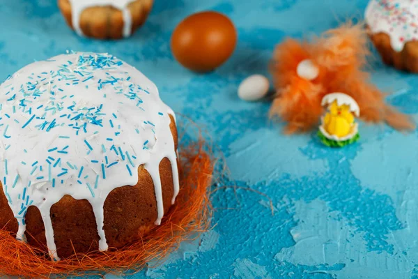 Bolo de Páscoa caseiro e ovos pintados na mesa — Fotografia de Stock