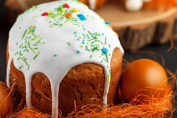 Pastel de Pascua casero y huevos pintados en la mesa —  Fotos de Stock