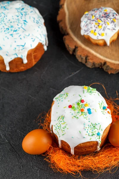 Pastel Pascua Fresco Horneado Casa Decorado Con Glaseado Dulce Huevos — Foto de Stock